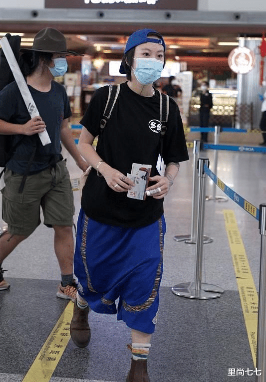 窦靖童|恋爱实锤？窦靖童终于留齐腰长发换回女儿装，罕凹曲线姿态太撩人