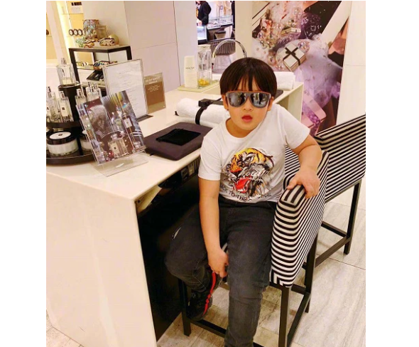 爸爸去哪儿|谁还记得《爸爸去哪儿》轩轩？瘦身成功后帅到不敢认，现在成这样