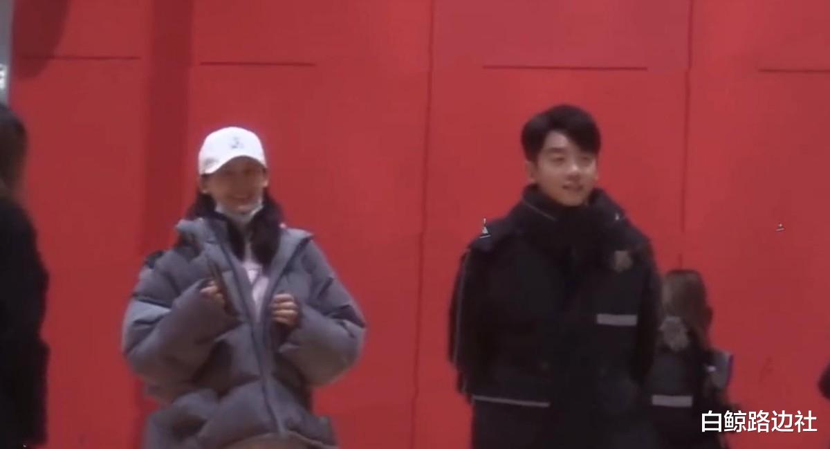 郑恺|郑恺获妻女探班！苗苗贴心为老公贴暖宝宝，拿篮球逗女儿互动温馨