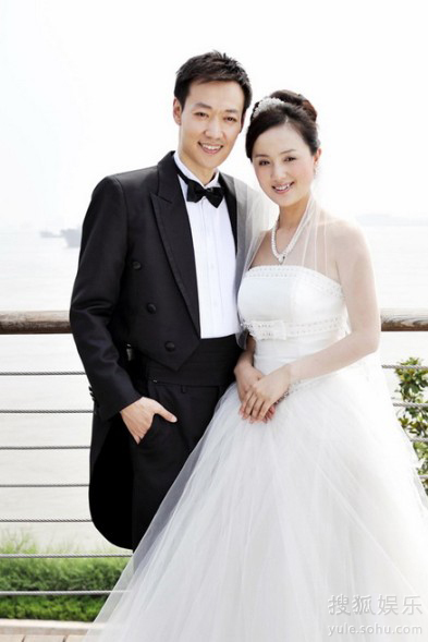 辛柏青|辛柏青放弃《潜伏》走红，妻子怀孕需要人照顾，如今生活幸福美满