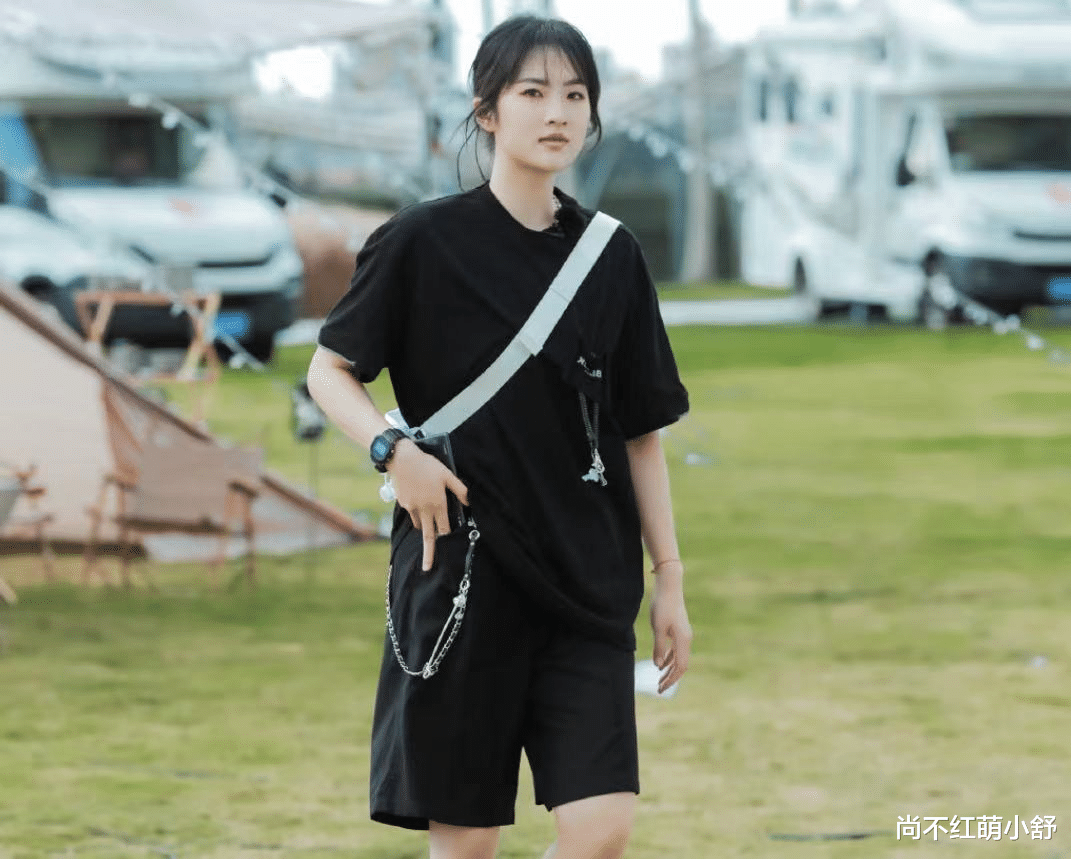 短发 任正非之女姚安娜的“新发型”真利落,但是量感不太匹配,太man