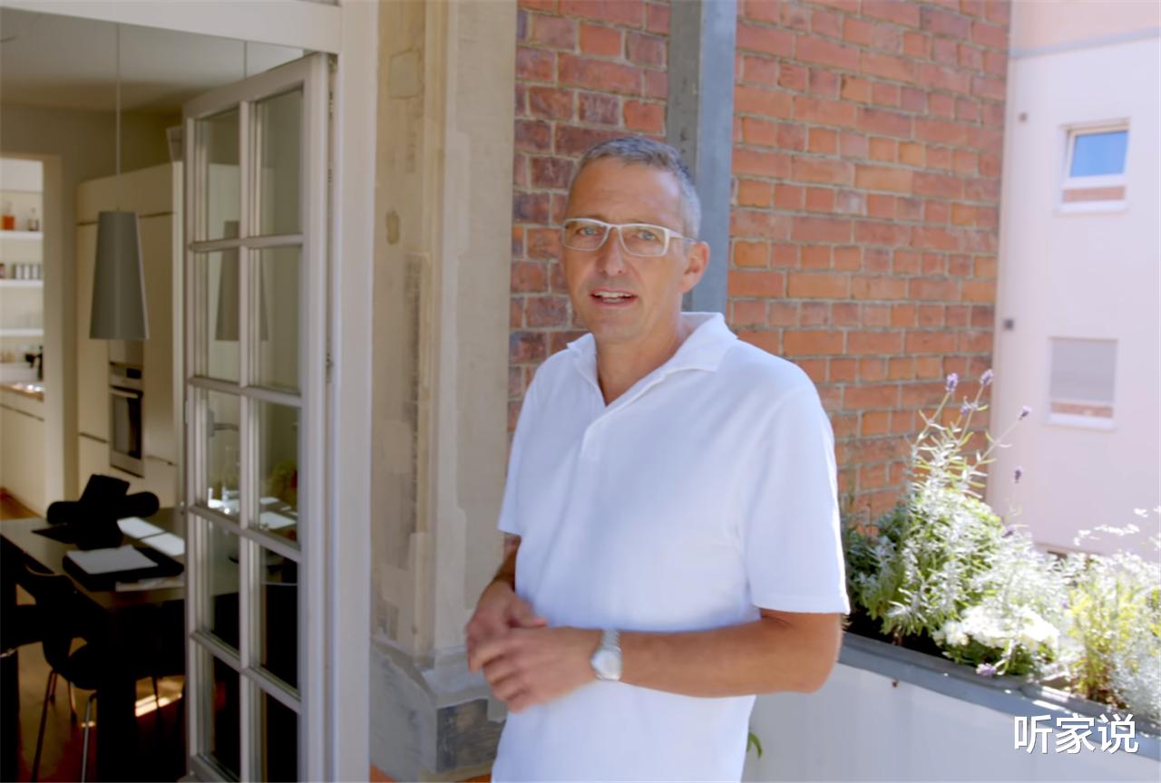 他买下废弃监狱，在150㎡原牢房中一住就是14年，网友：也是服气