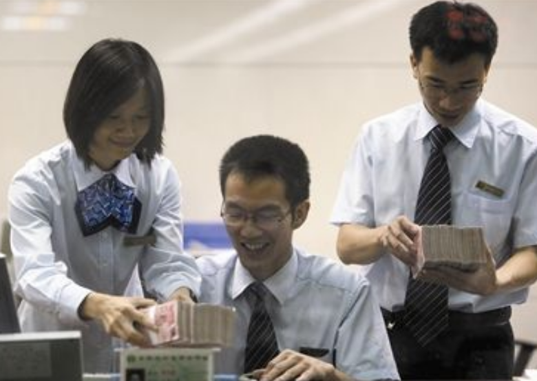 社保 4月1日起，这两张没钱的银行卡，如果不销户，以后会欠银行一笔钱