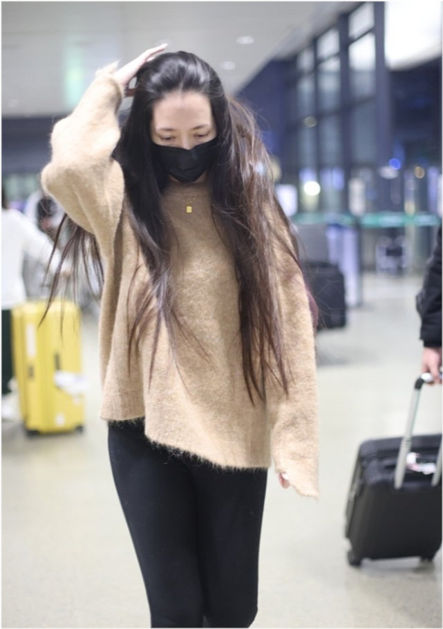 爱奇艺|带孩子出门像逃亡!郭碧婷素颜憔悴!为护女儿弯腰推行李边跑边躲