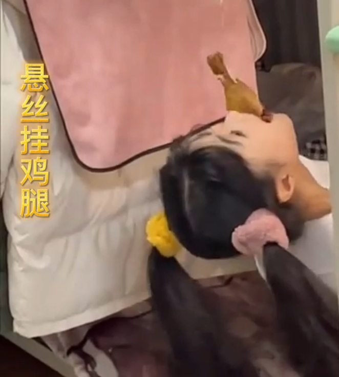 高校女生视频记录减肥生活，“悬丝挂鸡腿”一口吃进嘴，绝了