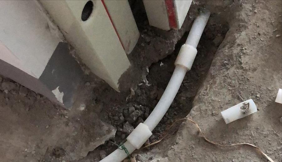 发现水电工把电线和地暖私自在中间做接头，赶紧换人，否则很严重