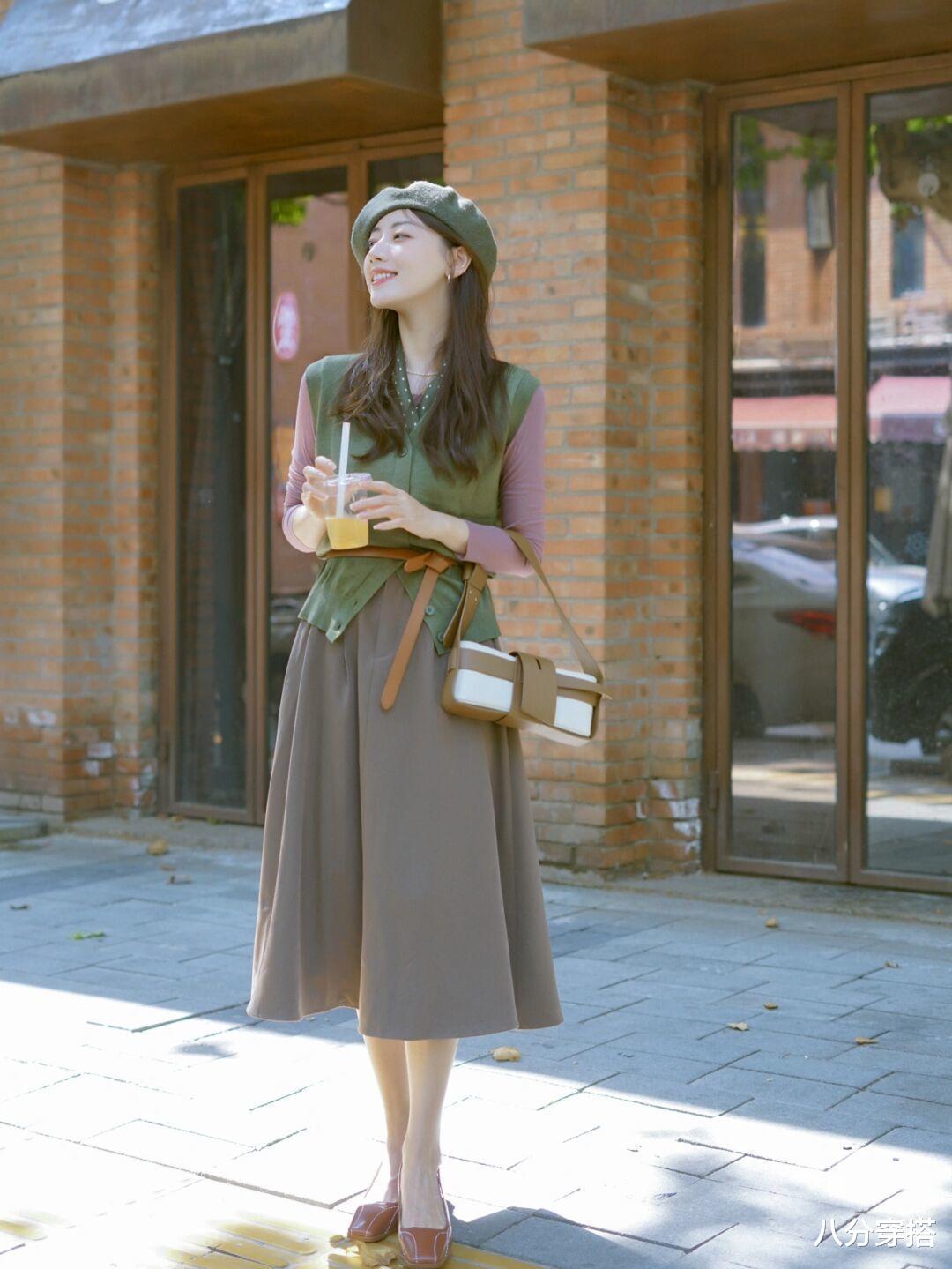 八分穿搭 冬天用“背心+裙装”叠穿，温柔优雅又有层次感，普通人也能驾驭