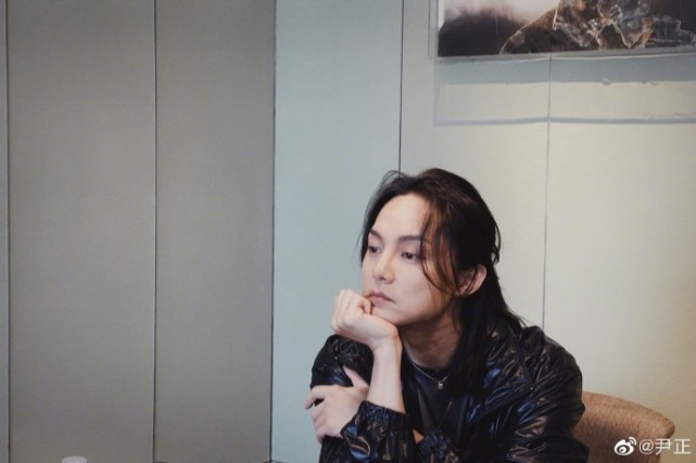 苹果|尹正直播被偶遇,扎小辫儿化精致妆容,瘦身成功颜值秒杀周围女生