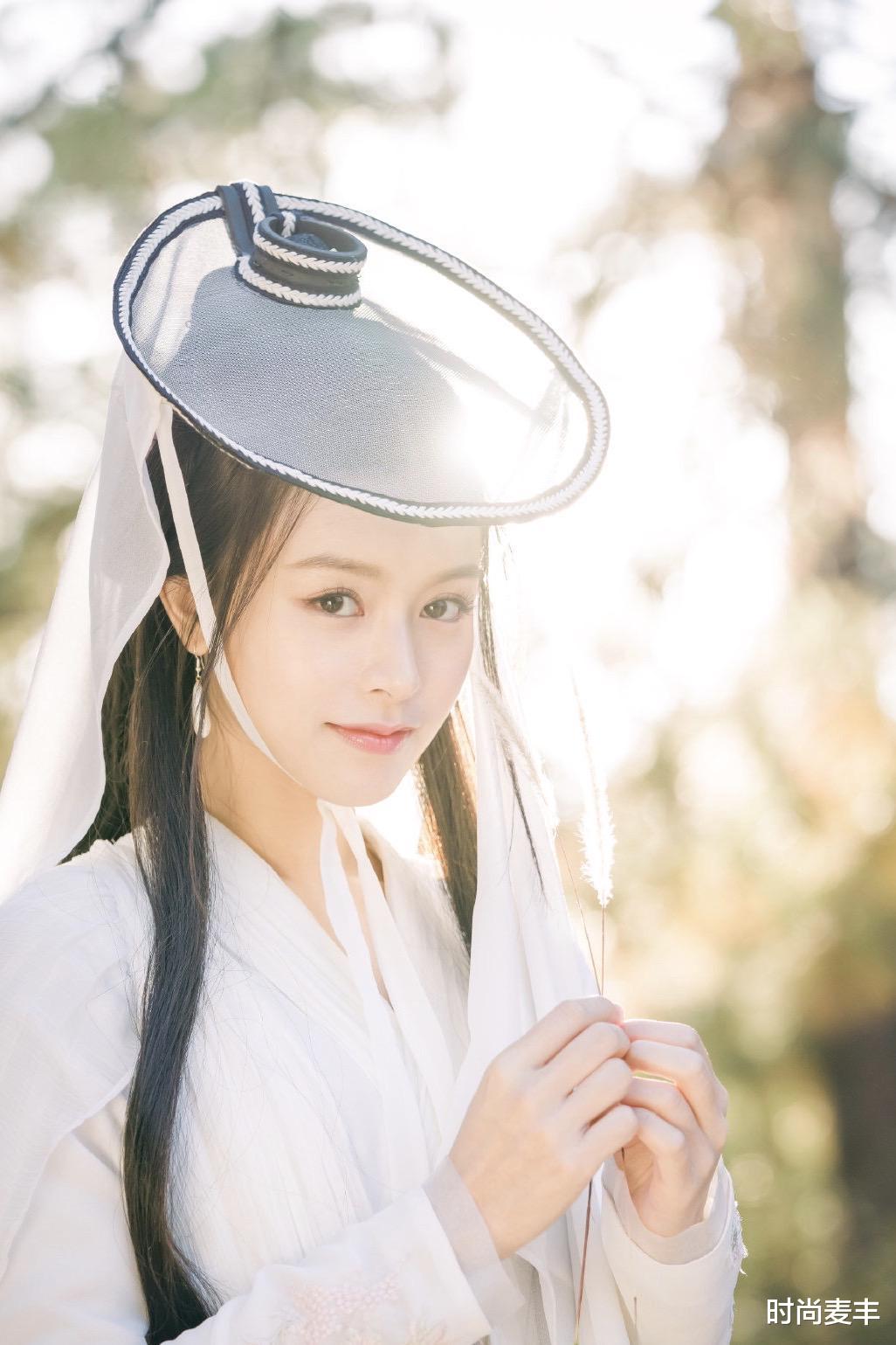 王语嫣|文咏珊扮演新版《天龙八部》王语嫣，白色雪纺古装造型，仙气十足