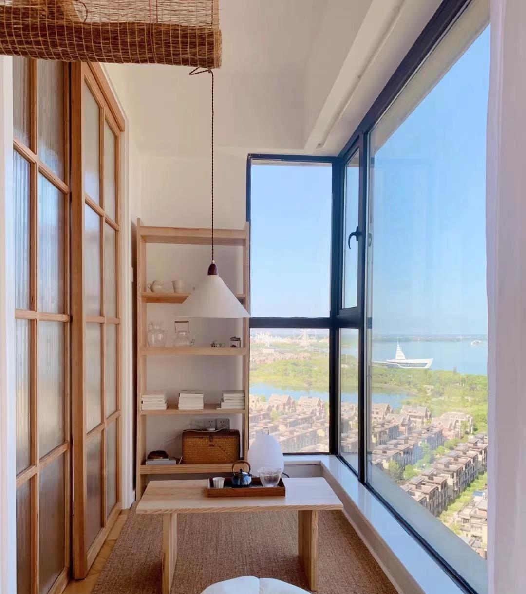 98㎡原木风新居，大白墙搭配原木家具，朋友来家做客都说像大平层