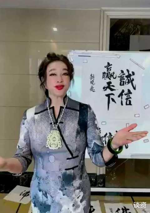 刘晓庆|刘晓庆穿旗袍办书法展,脸肿胀五官诡异似“面具”,胸前玉石比拳头大