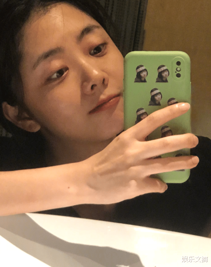 谭松韵|31岁谭松韵晒素颜自拍照，皮肤白皙嫩如少女，手机壳却意外抢镜