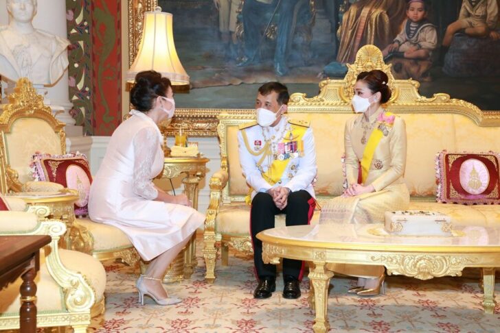 诗妮娜|泰王全家亮相老国王逝世纪念日！诗妮娜穿苹果绿抢风头，王后瘦了