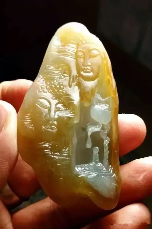 翡翠|3800买的翡翠原石，雕琢后不愧是行走在刀尖上的艺术品啊！