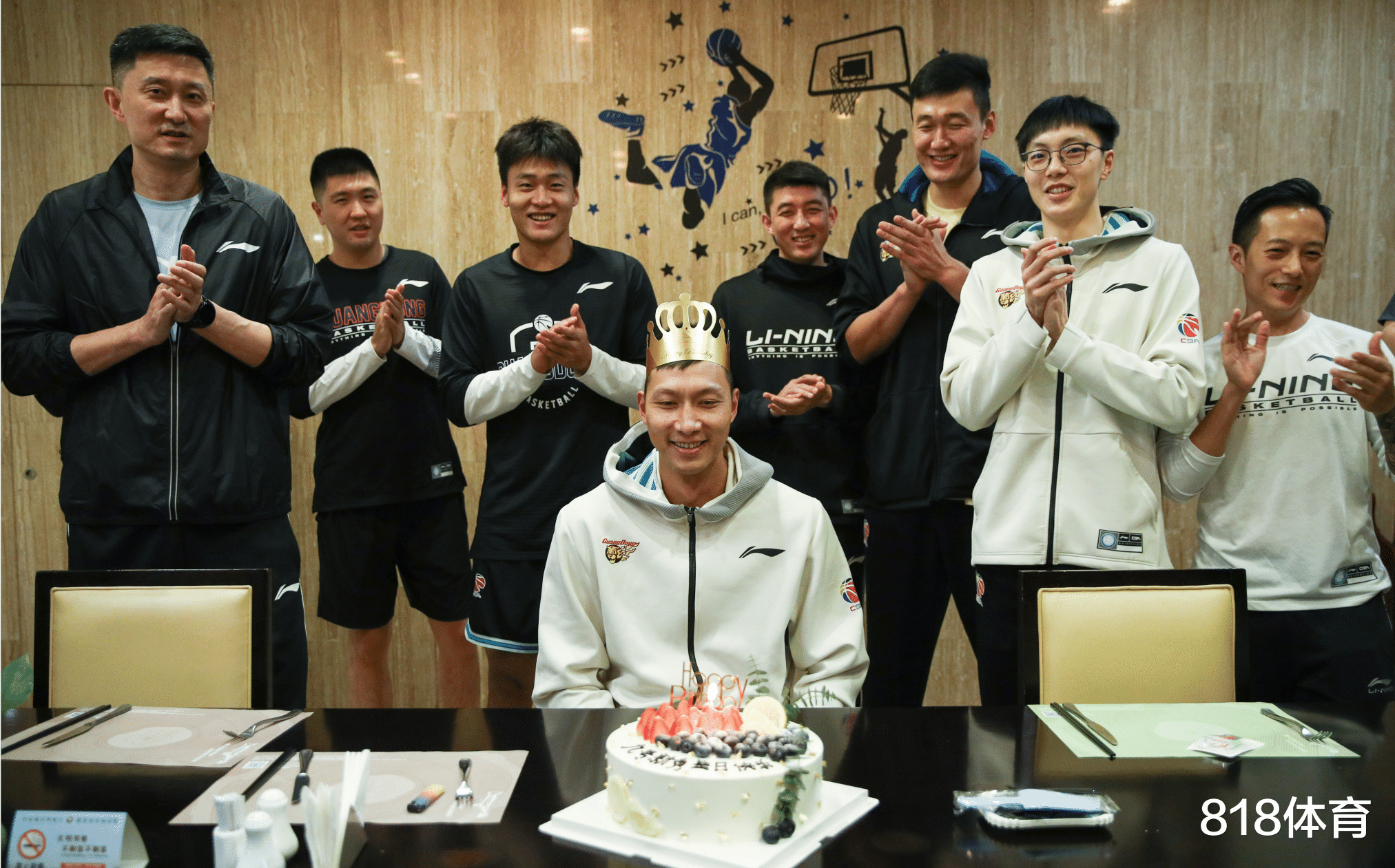 赵睿|广东全队为易建联庆生! 赵睿蠢蠢欲动想拍蛋糕, 阿联扭头瞪眼他秒怂