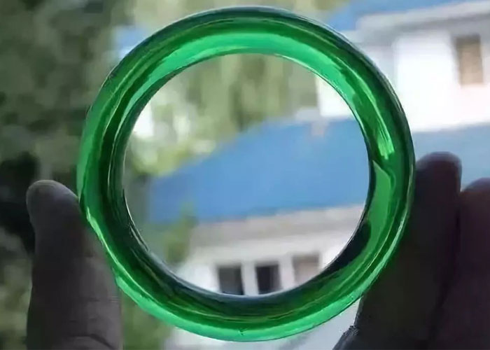 翡翠|太惊艳！“啤酒瓶”翡翠成帝王绿替代品？变现能力不比翡翠差