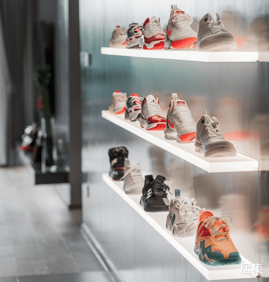 满屋涂鸦墙充满创意，闪闪发亮的鞋架，满足了“收纳狂”的小心愿