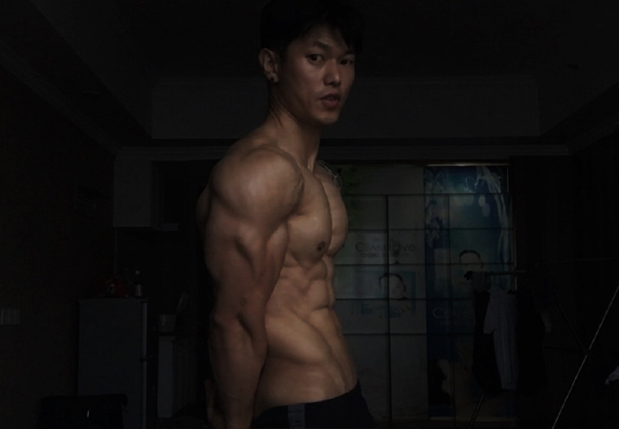 健身圈一哥|31岁肌肉模特化身蝙蝠侠，线条比例完美，受伤人设更显荷尔蒙爆棚！