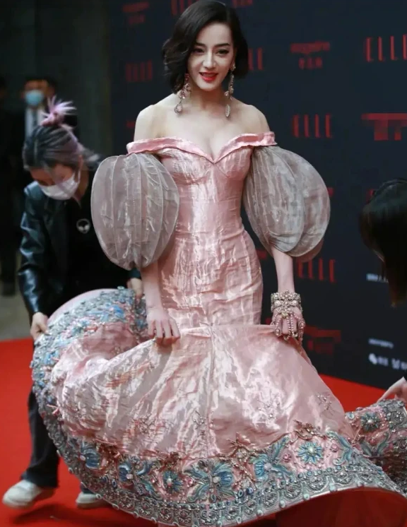 寓言故事|啃豆芽忍饥挨饿、被裙子勒进骨科，女星为展示红毯战袍能有多拼？