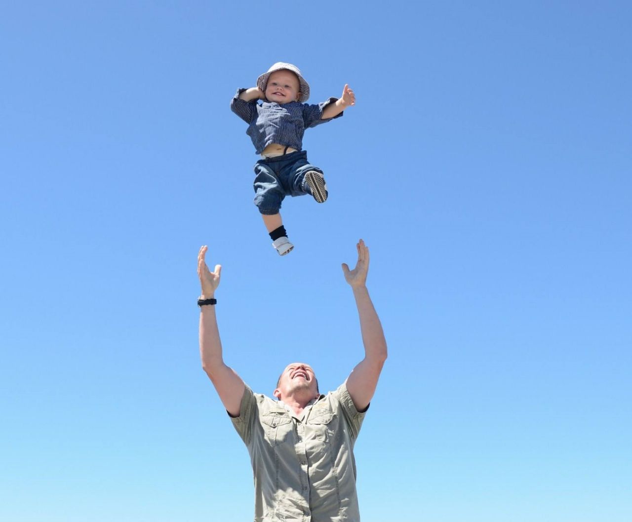 开心果妈妈育儿间|举高高让娃住进ICU，5个常见游戏孩子爱玩却高危，父母一定要避开