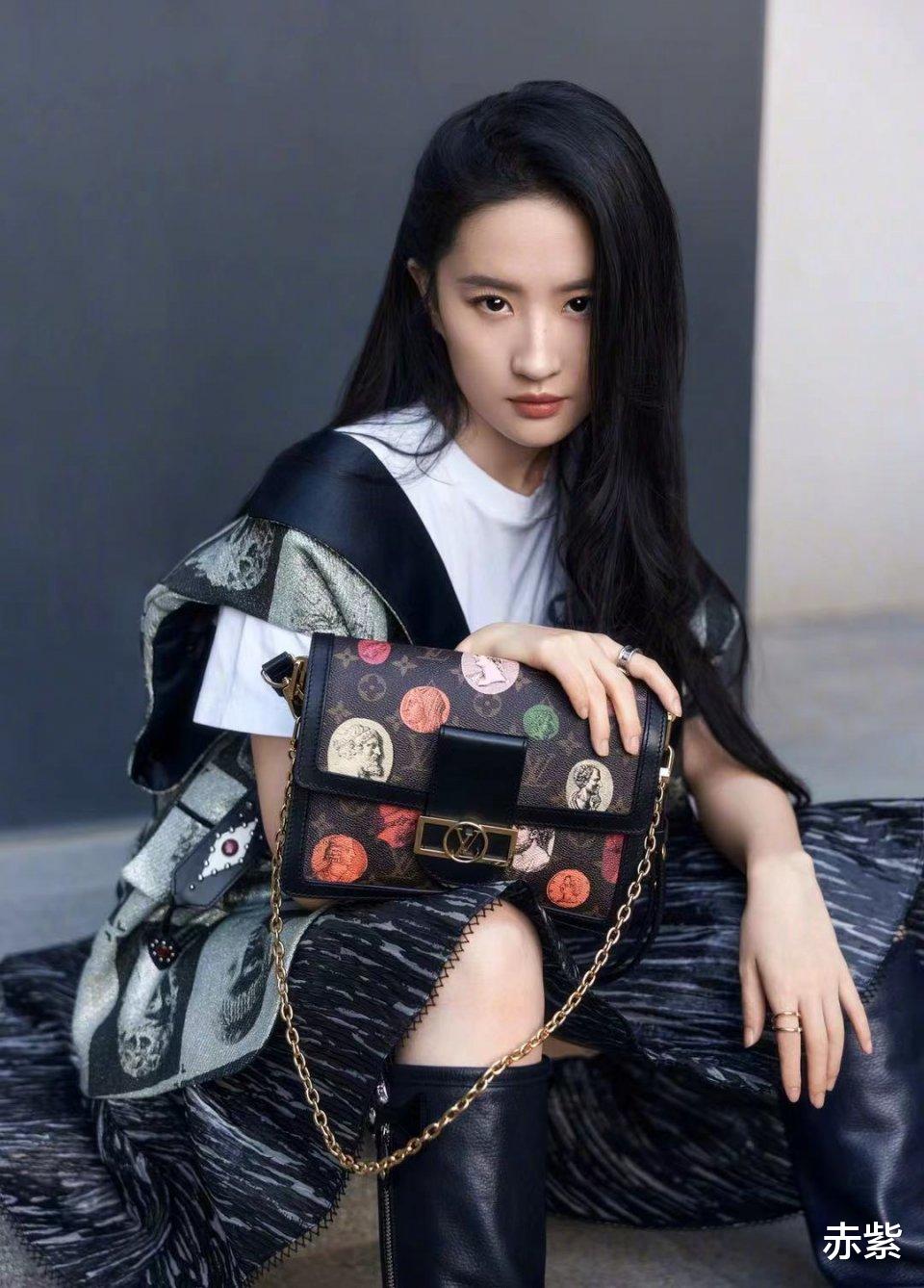 赤紫 街拍可以学刘亦菲穿搭了，各种时髦感尽显，而且很减龄