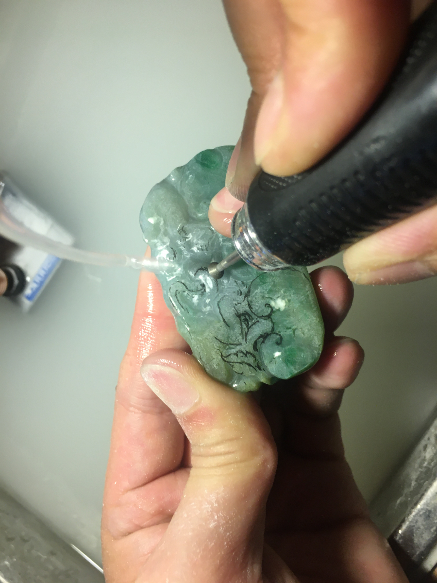 玉雕|其貌不扬的玉料被玉雕师这样一雕，价值翻百倍！