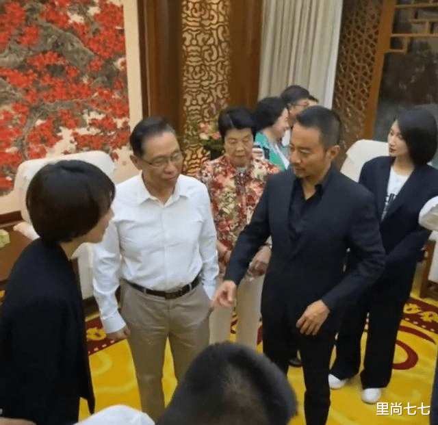 里尚七七|钟南山罕见携妻子现身，梳大背头站C位，妻子穿花衬衫依偎他身边
