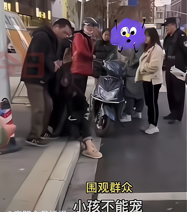 女孩|女孩因未买苹果手机当街捶打妈妈,真相反转家庭教育引人深思