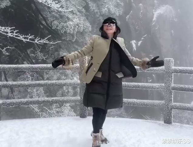 刘嘉玲|刘嘉玲在黄山雪地里跳舞，捧着雪抛向空中，开心得像个孩子