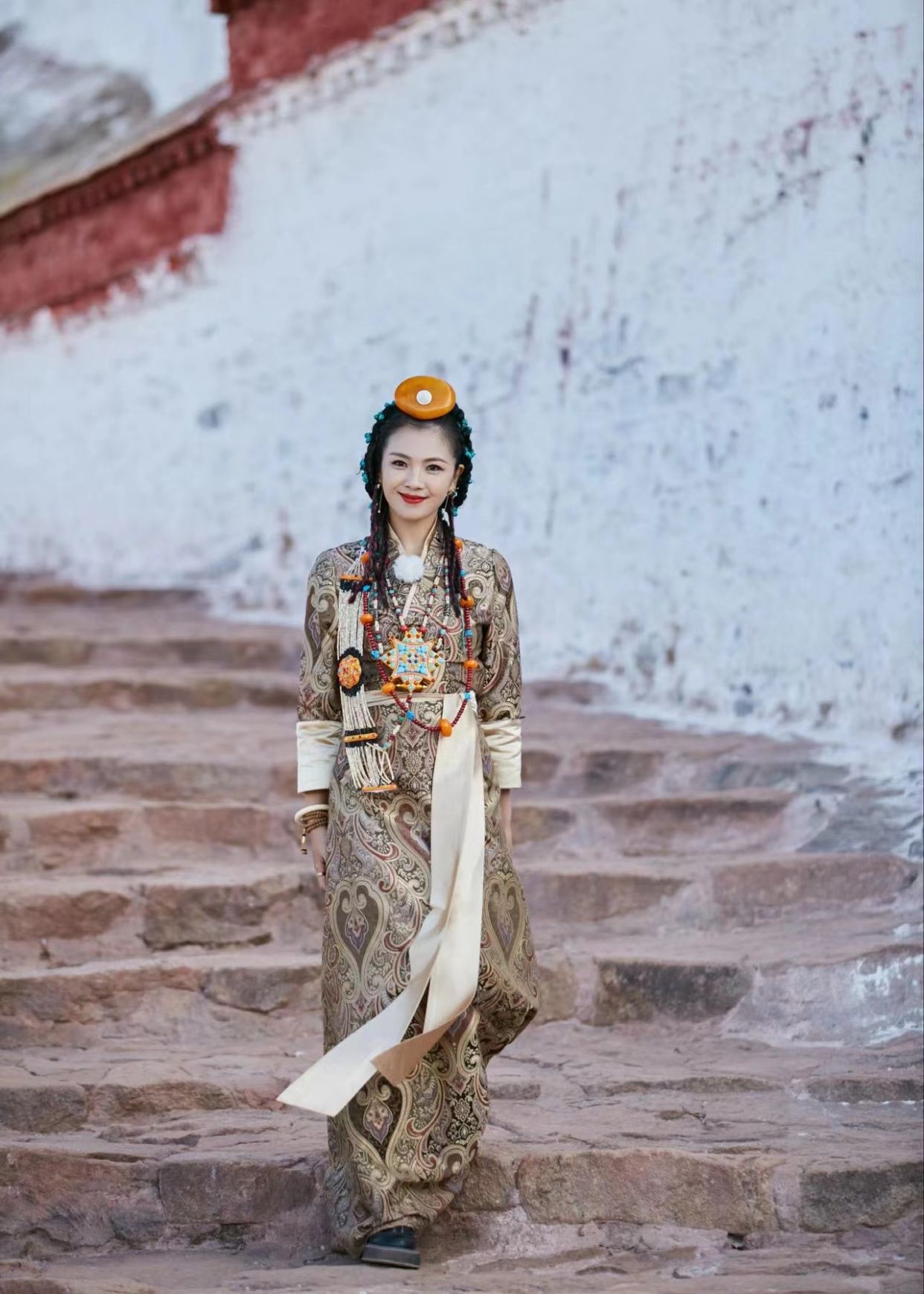 闲鱼有话说 刘涛美到了西藏，穿一身藏袍配脏辫有异域风情，意外有了公主气质