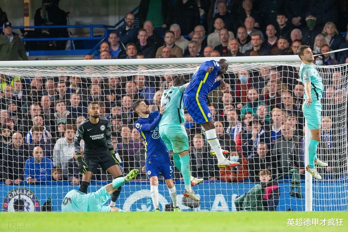 羅梅盧·盧卡庫|盧卡庫詮釋最新前鋒定義：想進球就先一掌把對方防守隊員解決掉