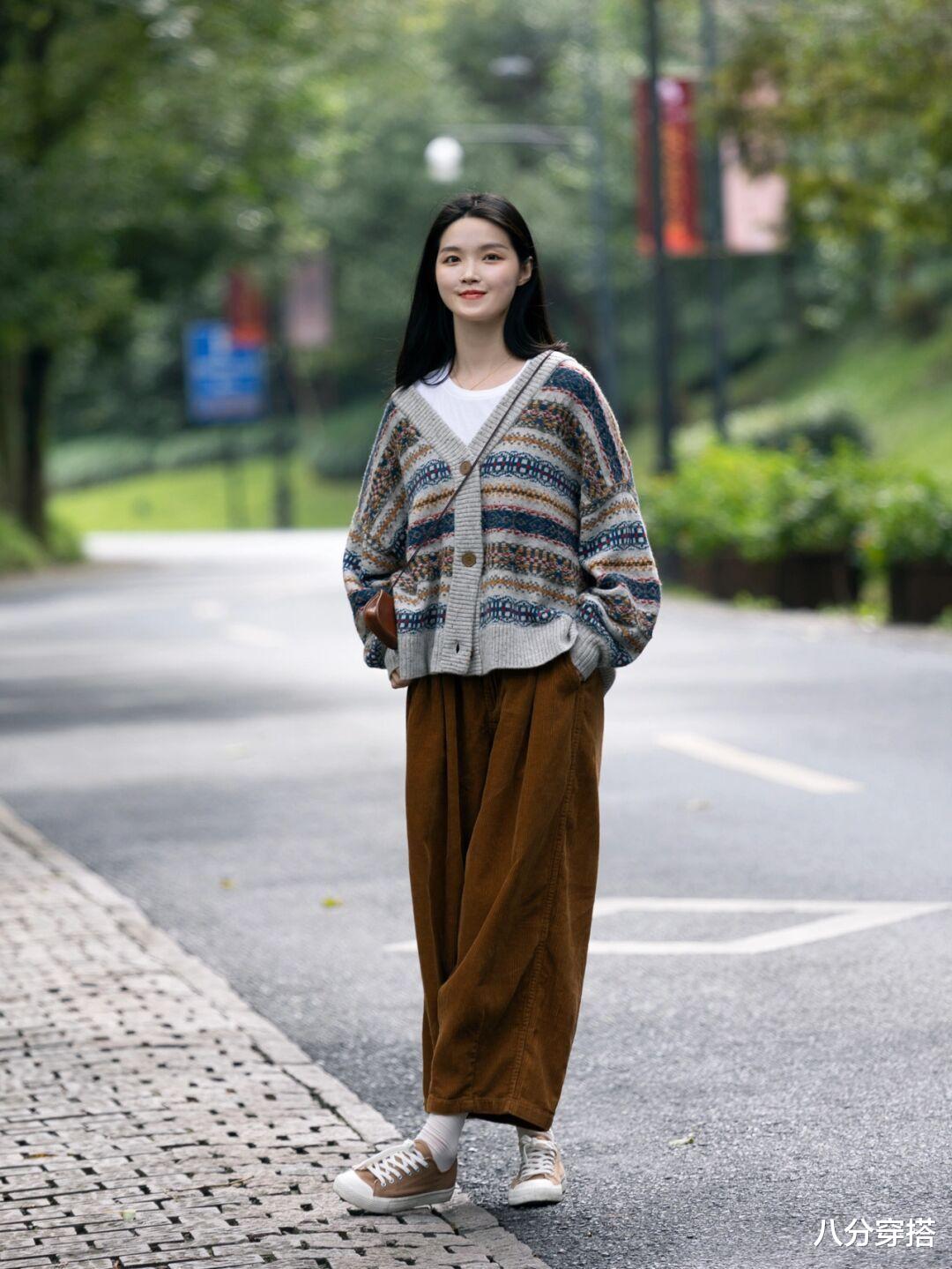 八分穿搭 秋冬,“针织衫”的高级穿法是这样的,搭配灯芯绒长裤时髦复古