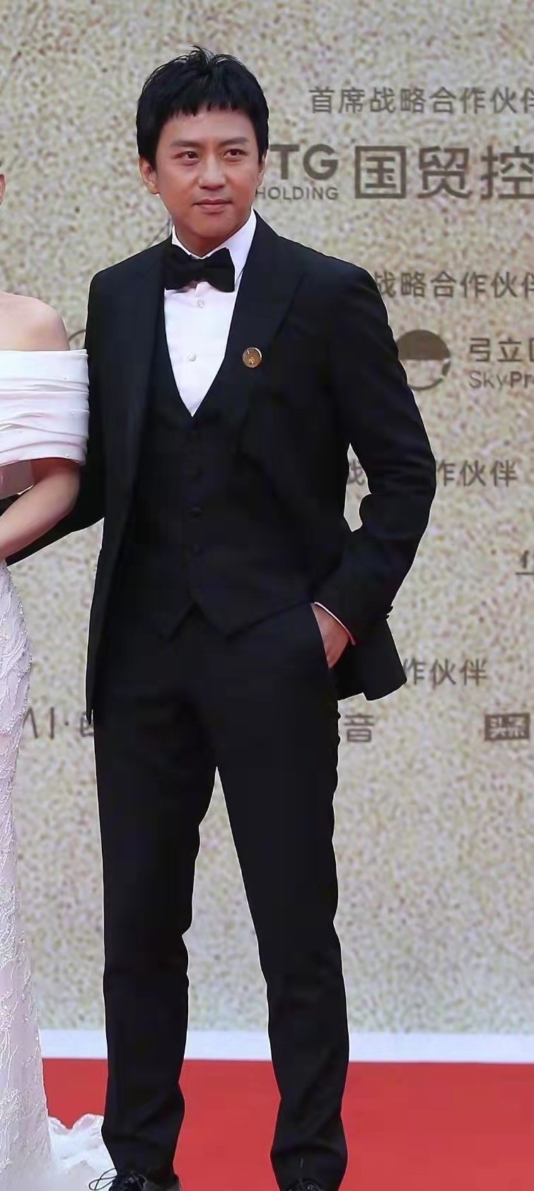 朱亚文|金鸡奖红毯生图来了：邓超黑了，黄晓明瘦了，朱亚文差点认不出