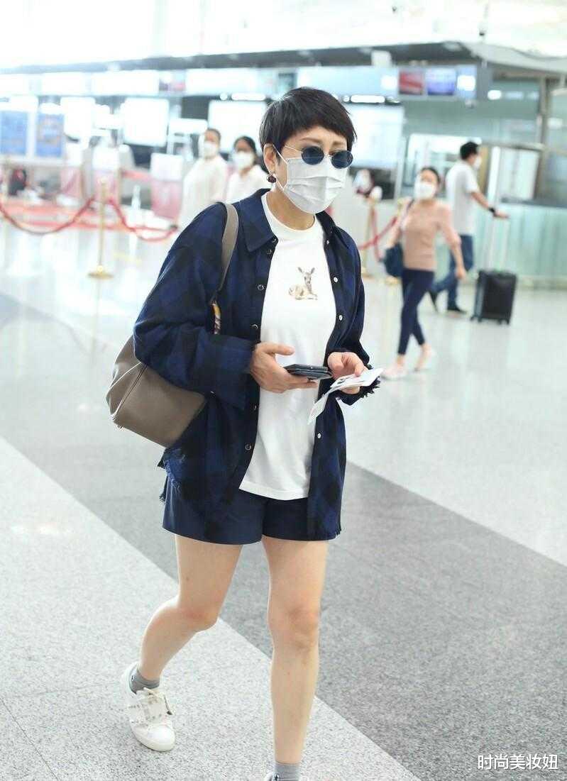 时尚美妆妞 张凯丽真不肯优雅老去，59岁还喜欢穿短裤露大腿，哪像奶奶辈