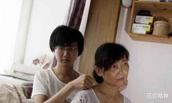 2005年“背母上学”的小伙,9年后动手术变性,参加选美还获奖了