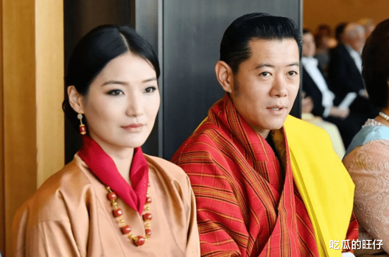 旺楚克|29岁佩玛王后出访日本，只有黄金发箍当王冠，用颜值身材撑场子