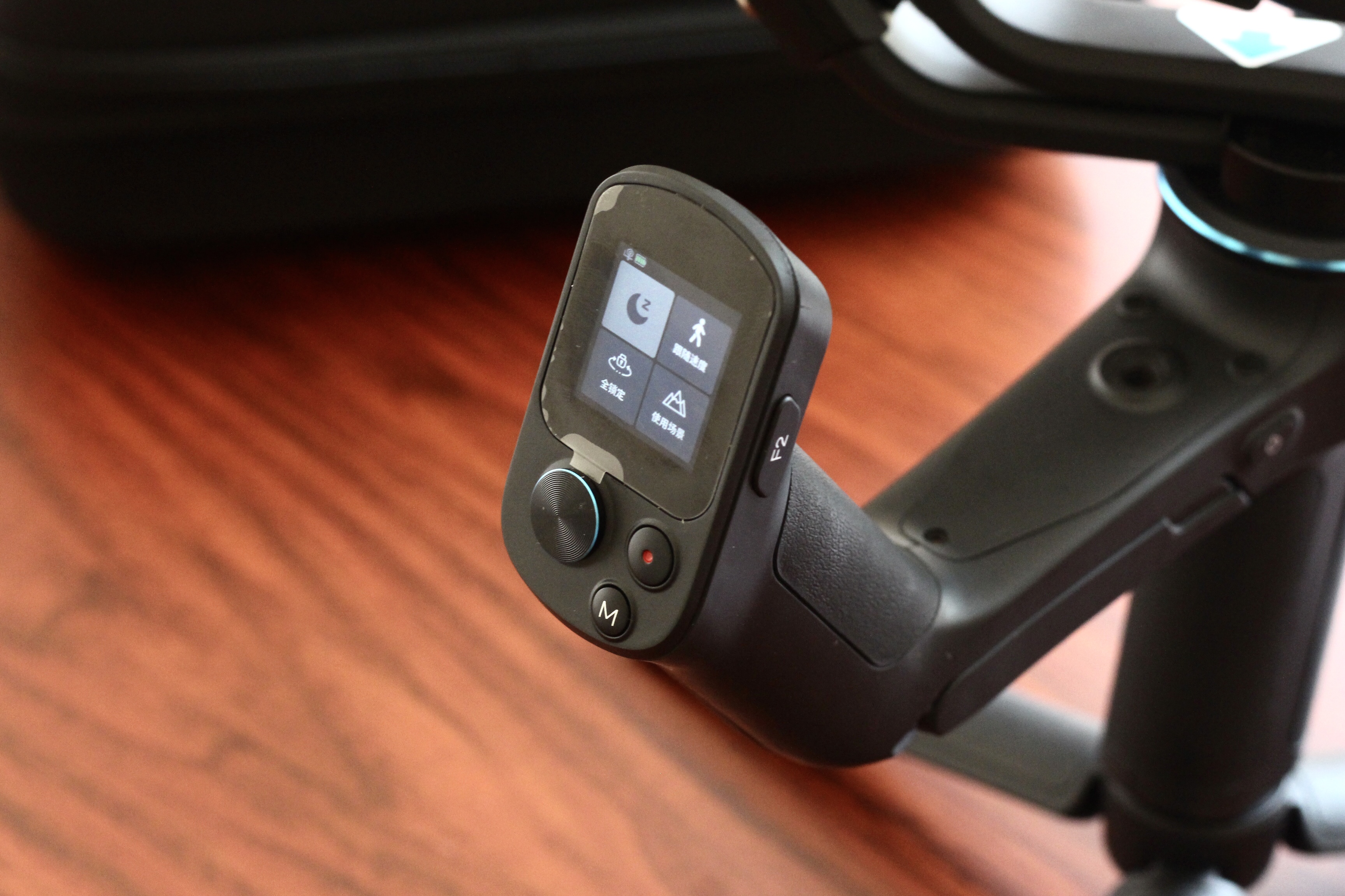  飞宇蝎子三轴相机手持稳定器体验：这是一款身怀绝技的稳定器