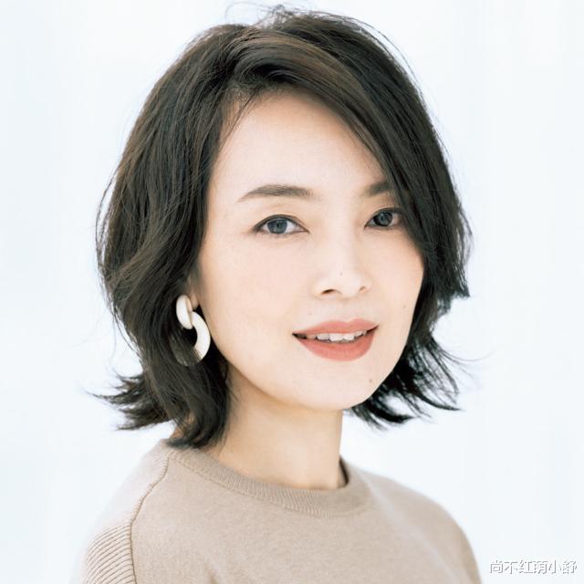 豆腐|40+岁的女人，发型尽量以短为主，试试这几种妈妈卷，洋气又减龄