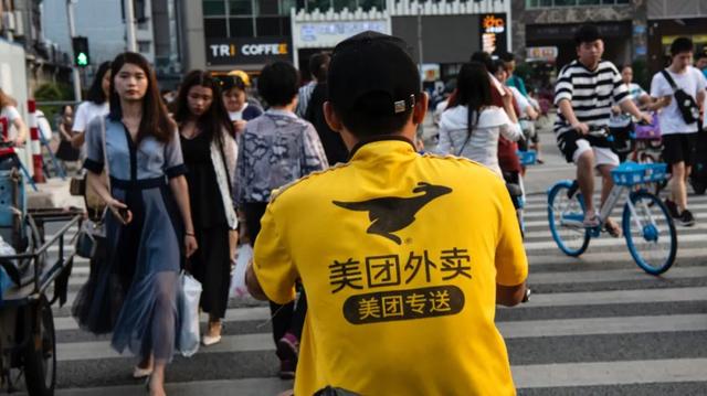 高峰|美团专送骑手的一天：9点半上班，等餐送餐，一个月下来赚多少钱