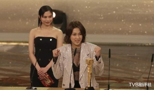 钟嘉欣|钟嘉欣陪跑十次竟惨败林夏薇,回港争视后失败,网友:太水了