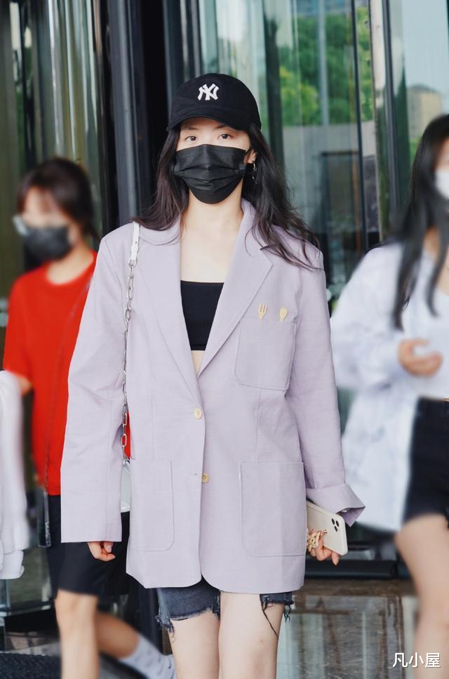 凡小屋|王艺瑾挺会放飞自我，把大码单西当裙子穿，下衣失踪潮流也大气