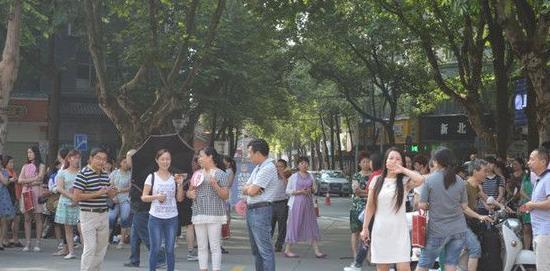 岳群说 母亲穿旗袍拿向日葵送考，看到父亲穿着更是眼前一亮，网友：暖心