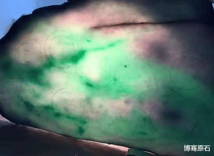 翡翠|小伙花70万买大块翡翠原石,切出一堆春带彩手镯,网友表示可以换几套房了!