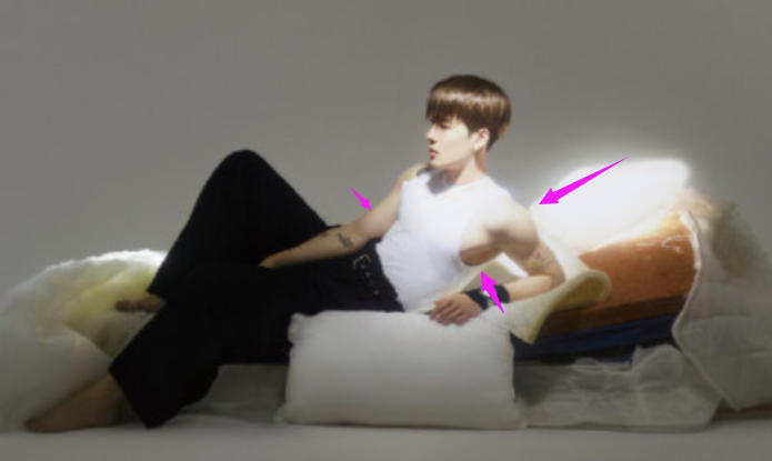 王嘉尔|王嘉尔给路过的小女孩提肩带，眼神温柔动作绅士，“救美”后自踩衣角