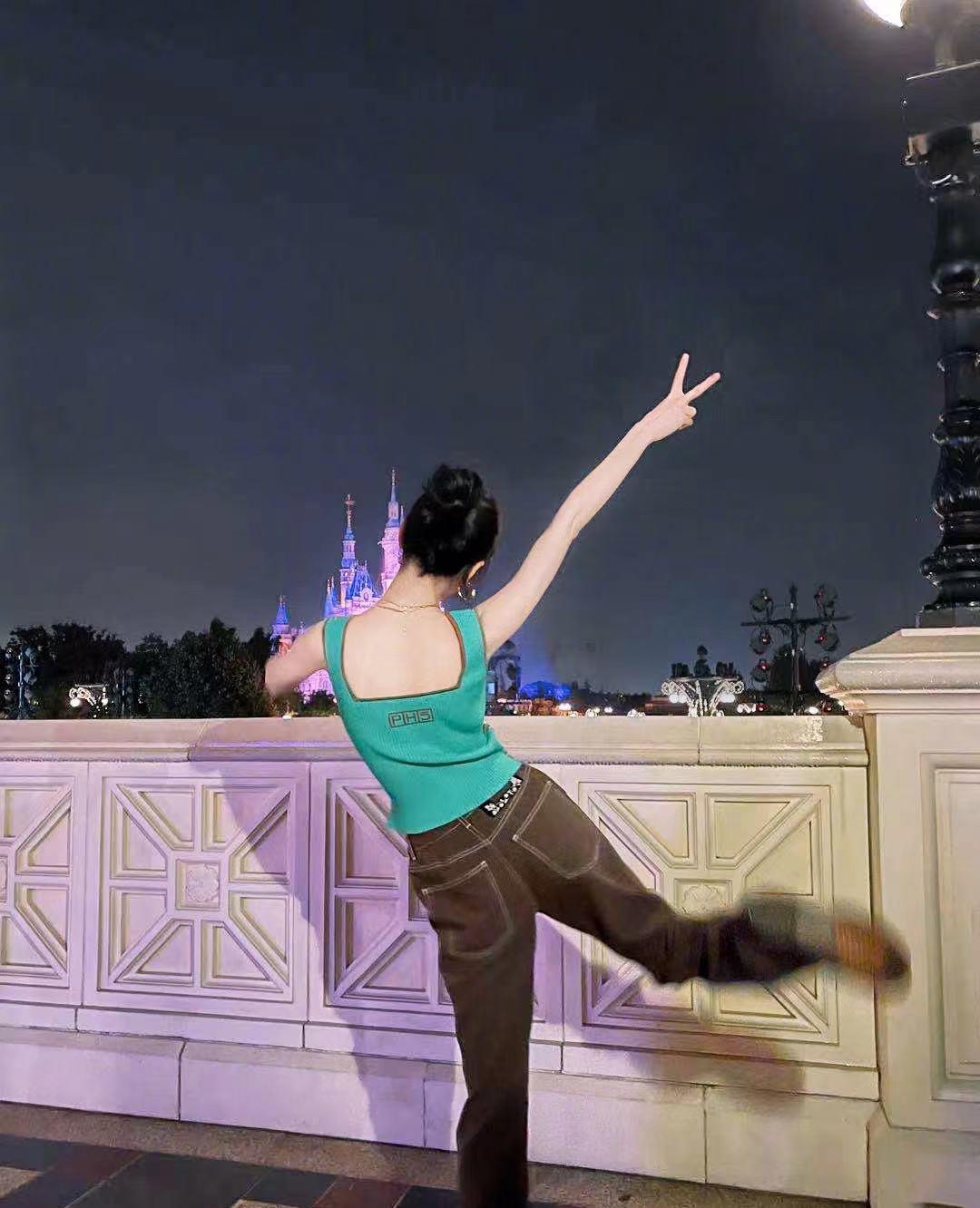 奶球妈咪聊|迪丽热巴身着儿童背心亮相，上演背影杀，粉丝纷纷舔屏