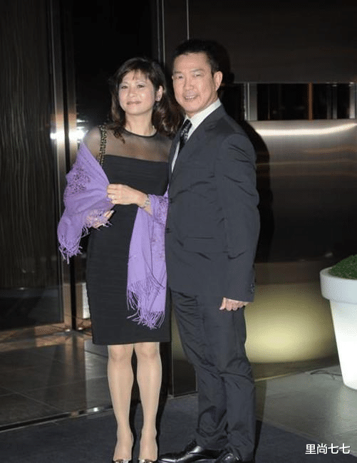 元彪|元彪罕带儿子露面，33岁儿子正脸曝光超像妈，女儿也是富态美人