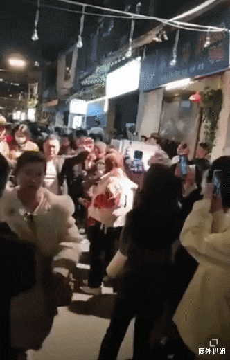 张国立|张国立拍戏封路起冲突，那一刻，副导演双手叉腰的样子让人心寒