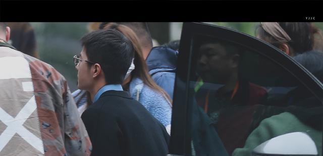 眼镜|王一博，每次戴眼镜都不一样的感觉！还有这头发怎么突然长长了