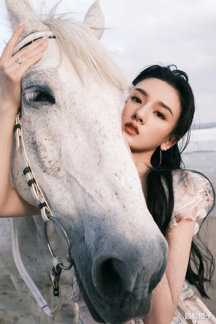 李子柒|宋祖儿大晒骑马美照！身骑白马如出逃公主，浓眉大眼五官太优越了