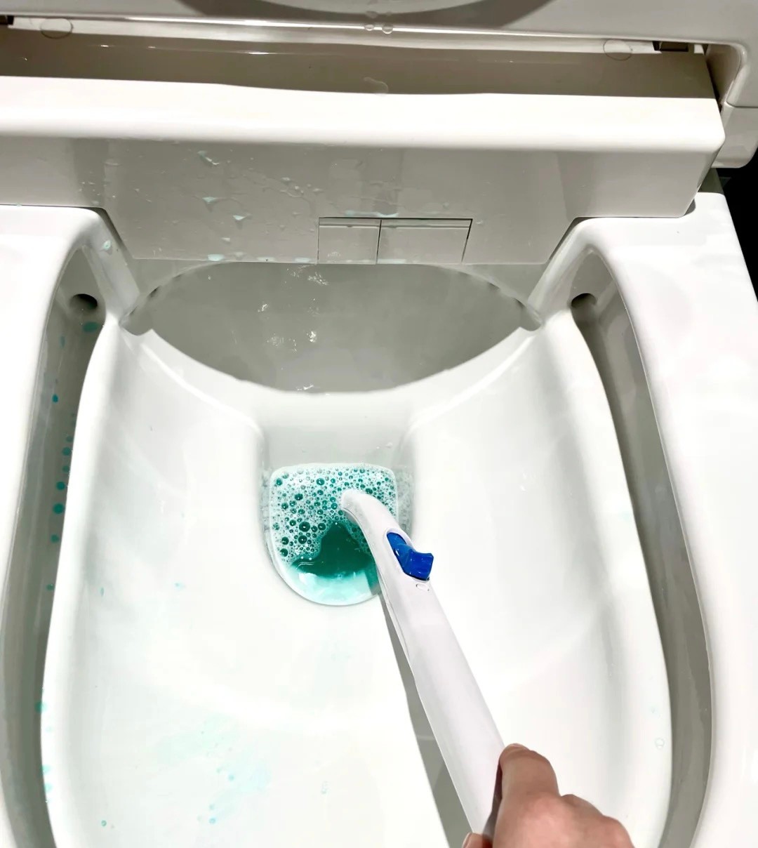 马桶上都是黄色污垢怎么办？跟家政阿姨学3招，马桶干净没异味